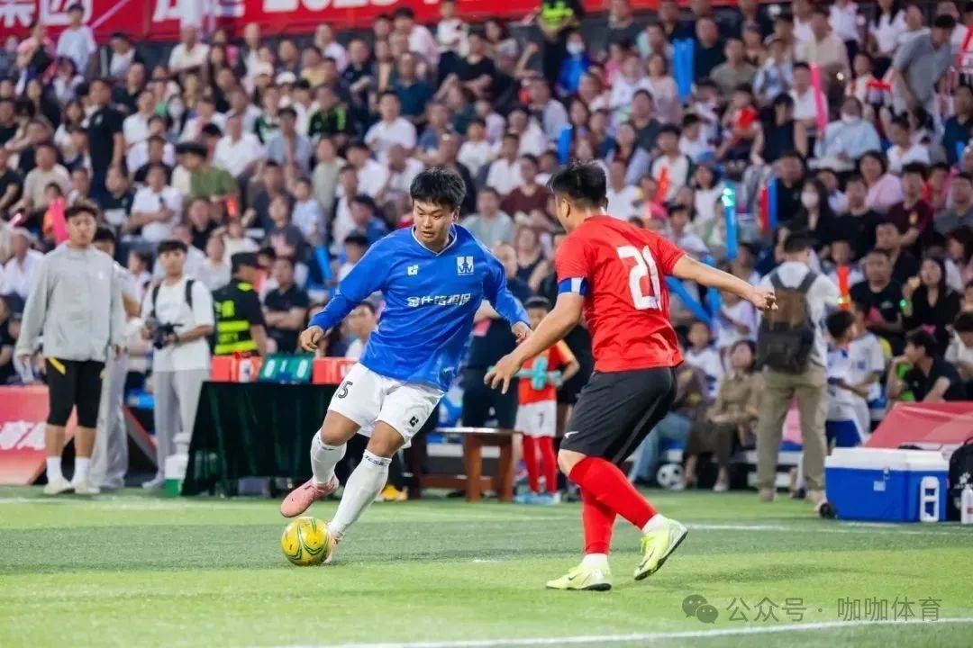 足球擂台角逐热闹进行，球员实力对比明显的简单介绍