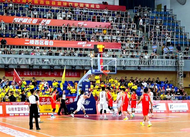 篮球赛场进入激烈角逐,球队争夺胜利的简单介绍