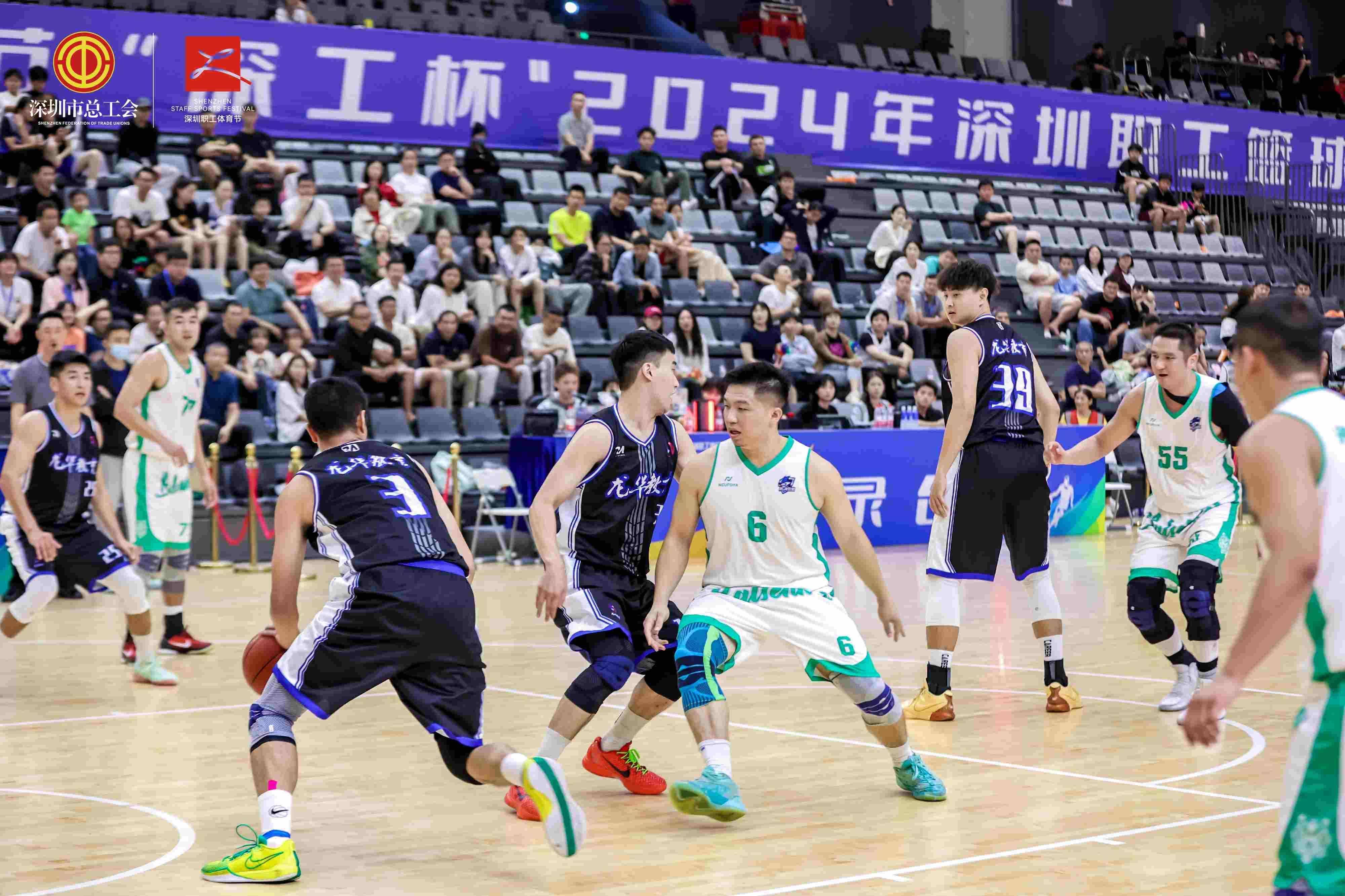 篮球赛场进入激烈角逐，球队争夺胜利的简单介绍