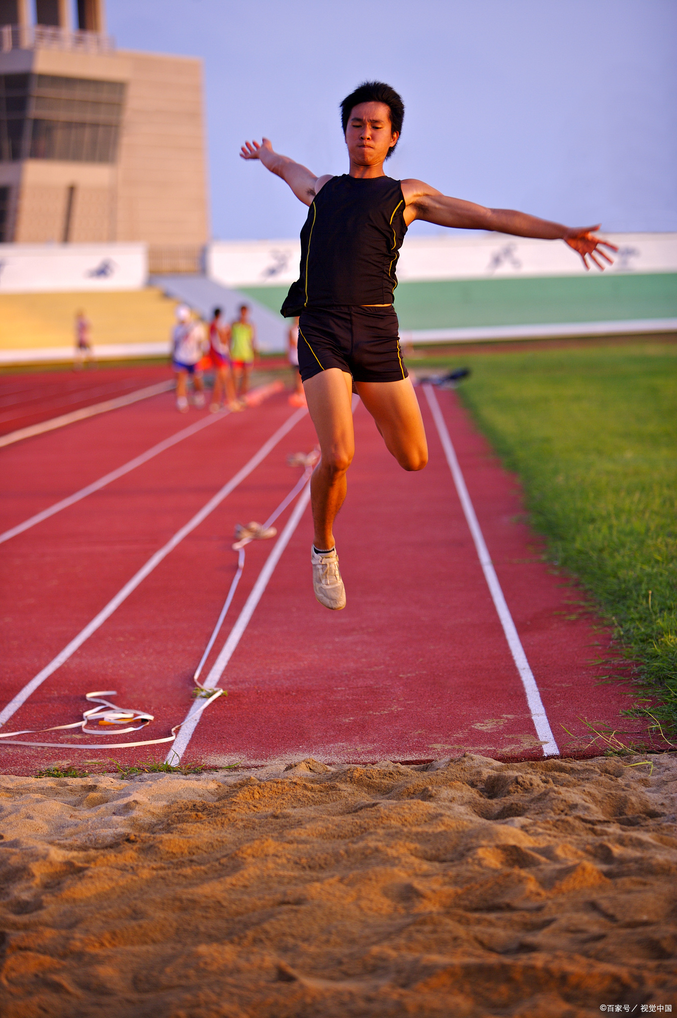 田径女子跳远赛场一跃高下，美国选手轻松封后！的简单介绍