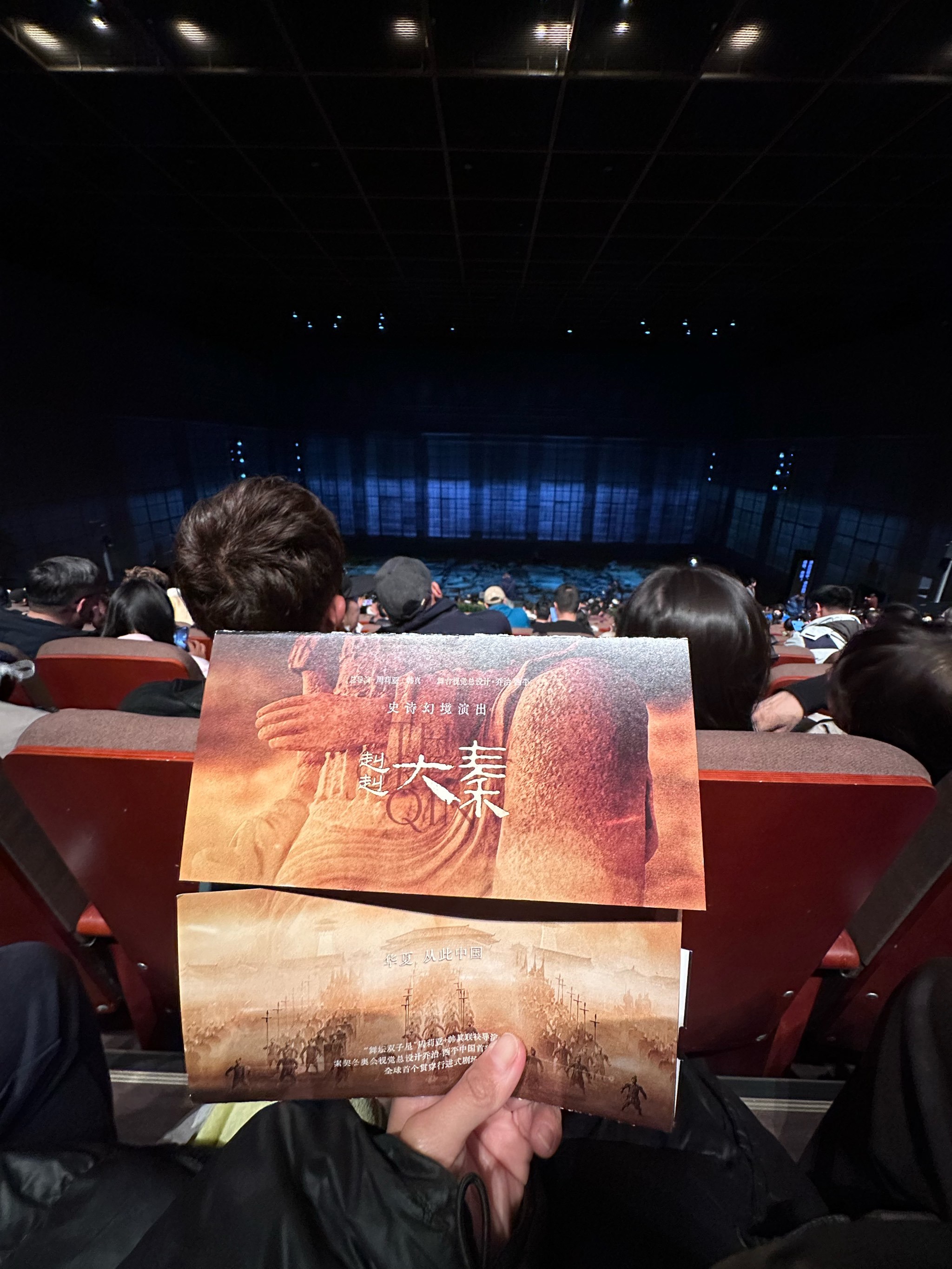 精彩瞬间引爆场馆，现场观众欢呼不止