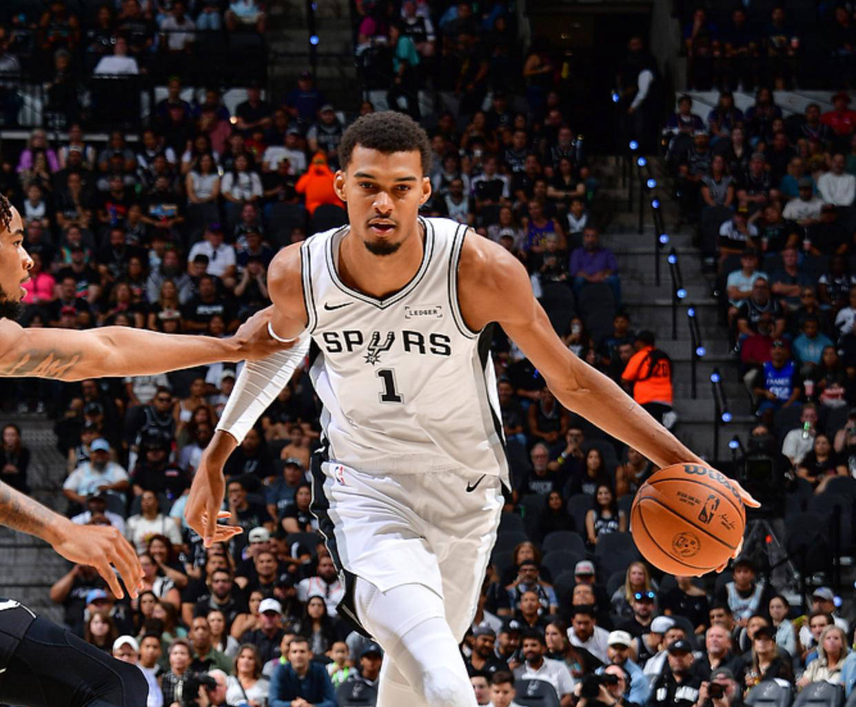 关于太阳强势登顶西部,击败马刺取得连胜的信息 关于太阳强势登顶西部,击败马刺取得连胜的信息