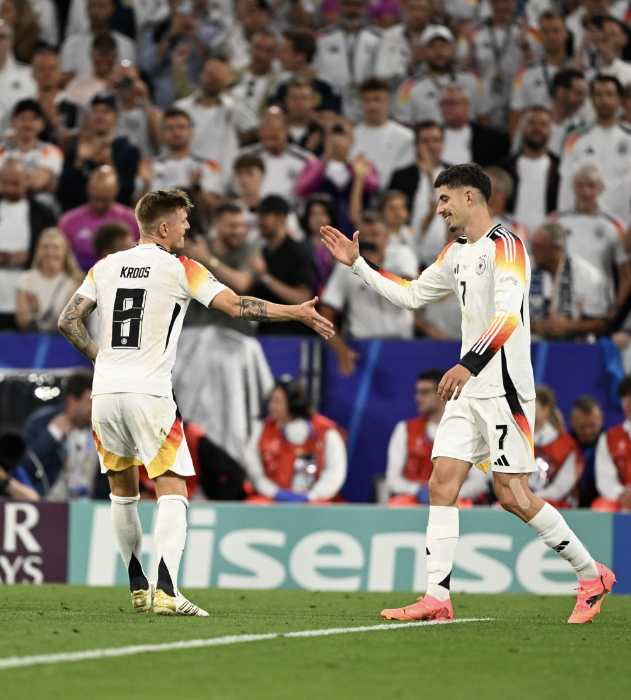 德国队与瑞士队争夺胜利的激烈对决