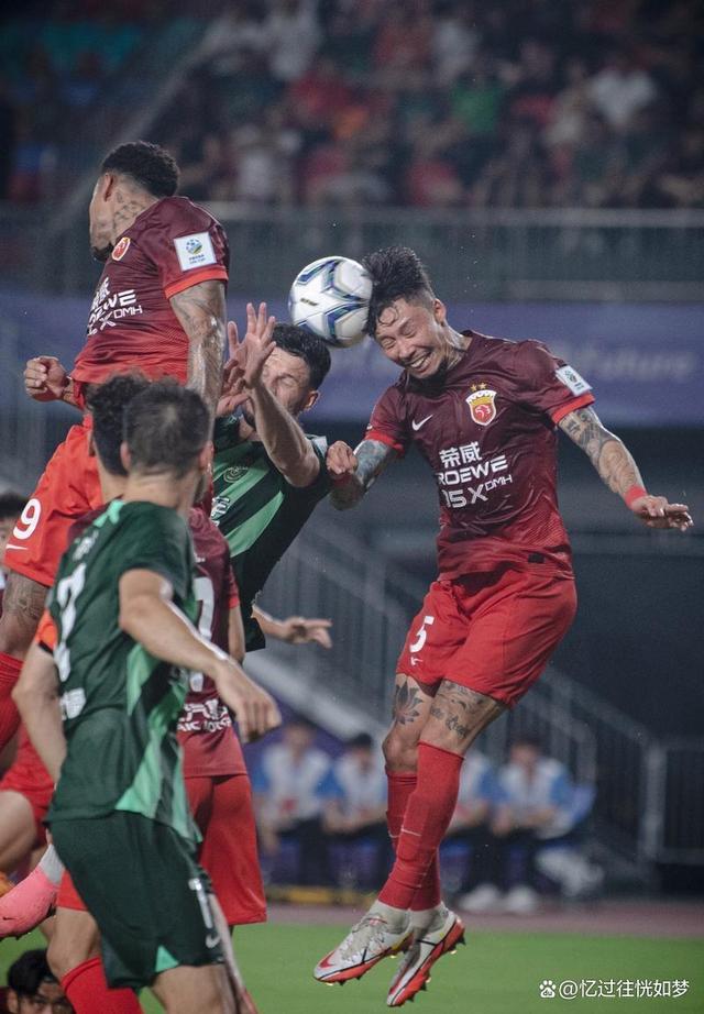 爱游戏在线-一场激烈的足球对抗令人热血沸腾